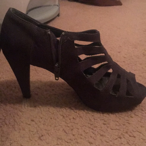 Heels - Picture 2 of 5